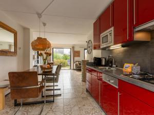 Η κουζίνα ή μικρή κουζίνα στο Holiday Home Beach House Ouddorp by Interhome