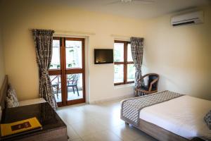 Кровать или кровати в номере Nanu Beach Resort & Spa