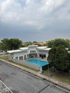 Bazén v ubytování SBFAM HOMESTAY SHAH ALAM SEKSYEN 7 - 6 PAX NEAR i-CITY nebo v jeho okolí