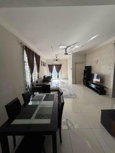 Posezení v ubytování SBFAM HOMESTAY SHAH ALAM SEKSYEN 7 - 6 PAX NEAR i-CITY