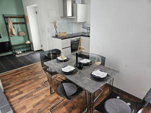 una cocina con mesa con 4 sillas y un asterisco en Lendhäuschen, en Klagenfurt