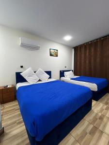 En eller flere senge i et værelse på Downtown Rivnto-cozy stay