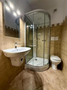 Un baño con ducha, lavabo e inodoro. en Imperial, en Moisei