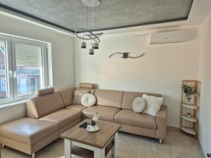 un salon avec un canapé et une table dans l'établissement AeroLux Apartments-Surčin, Near Belgrade Airport, à Surčin