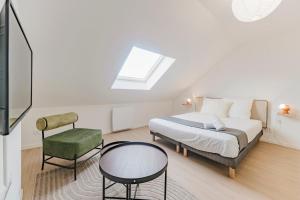 En eller flere senge i et værelse på 1-bedroom attic flat, close to the underground + 8 billeder