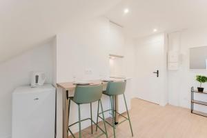 Køkken eller tekøkken på 1-bedroom attic flat, close to the underground