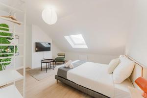 En eller flere senge i et værelse på 1-bedroom attic flat, close to the underground