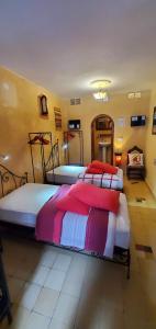 um quarto com duas camas em um quarto em Cactus rooms em Chefchaouene mais 4 fotografias