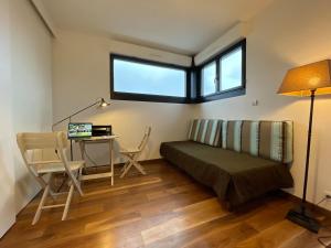 une chambre avec un lit, un bureau et une table dans l'établissement Résidence Beauséjour, à Carantec