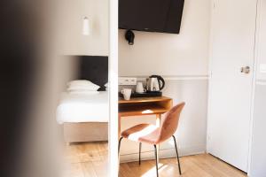 Postel nebo postele na pokoji v ubytování Hôtel Eiffel Segur