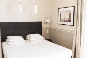 Postel nebo postele na pokoji v ubytování Hôtel Eiffel Segur