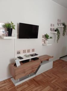 een woonkamer met een flatscreen-tv aan de muur bij Apartments Zenta Split in Split