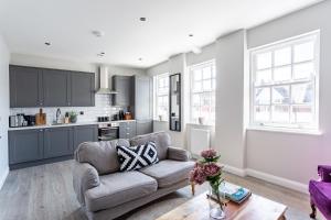a living room with a couch and a kitchen at 2 Bedroom Apartment in Southend near City Centre, Free Parking in Southend-on-Sea