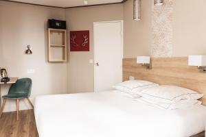 Postel nebo postele na pokoji v ubytování Hôtel Eiffel Segur