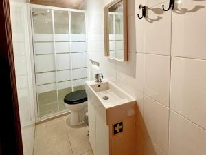 São Miguel de AchaにあるCasa São Sebastião - Casas BemHajaのトイレと洗面台を備えた白いバスルーム +22枚の写真