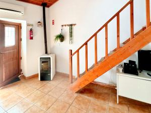 São Miguel de AchaにあるCasa São Sebastião - Casas BemHajaのリビングルーム(階段、テレビ付)