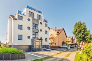 an apartment building in a city with a driveway at Apartamenty Sun & Snow Hel Żeromskiego in Hel