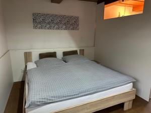 a small bed in a room with at TONIS Room - WPA Apartments in Moosthenning
