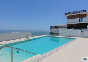 una piscina en la azotea de un edificio en 013 Apartamento Sonne con terraza, en Rincón de la Victoria