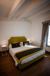 アルビニアにあるRadicata Tuscany Relaisのベッドルーム1室(大型ベッド1台、枕2つ付)