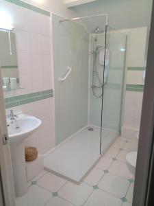 Phòng tắm tại Orchard Cottage - a countryside stone cottage in a peaceful location