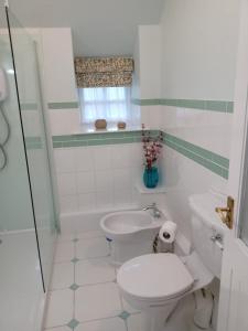 Phòng tắm tại Orchard Cottage - a countryside stone cottage in a peaceful location