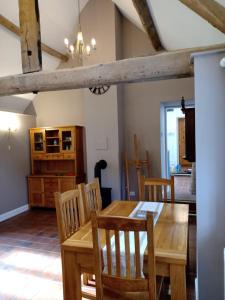 Nhà bếp/bếp nhỏ tại Orchard Cottage - a countryside stone cottage in a peaceful location +14 ảnh