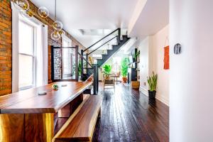 Habitación grande con bancos de madera en un edificio en Prime Location Top Rated Clean Parking Free!, en Columbus