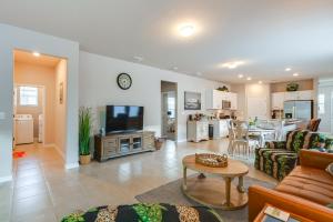 Kuchyň nebo kuchyňský kout v ubytování Near River and Parks LaBelle Family Home with Patio