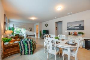 TV a/nebo společenská místnost v ubytování Near River and Parks LaBelle Family Home with Patio