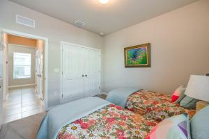 Postel nebo postele na pokoji v ubytování Near River and Parks LaBelle Family Home with Patio