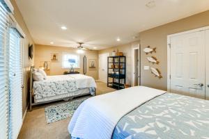 Ένα ή περισσότερα κρεβάτια σε δωμάτιο στο Spacious Kentucky Lake Escape with Dock and Views