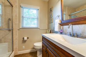 Ένα μπάνιο στο Spacious Kentucky Lake Escape with Dock and Views +34 φωτογραφίες