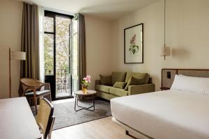 毕尔巴鄂Batimont Suites & Apartments的一间带床的卧室和一间客厅