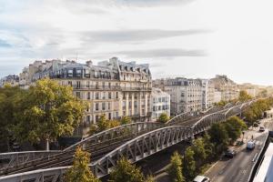 Nespecifikovaný výhled na destinaci Paříž nebo výhled na město při pohledu z hotelu