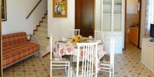 Et opholdsområde på Peaceful villa with outdoor fireplace + 10 billeder