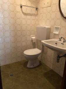 Et badeværelse på Peaceful villa with outdoor fireplace