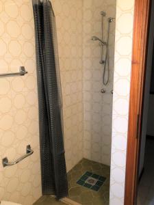 Et badeværelse på Peaceful villa with outdoor fireplace