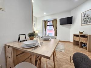 een keuken en eetkamer met een tafel en stoelen bij Estudio con Wifi y AC en Centro Sol y Gran via in Madrid