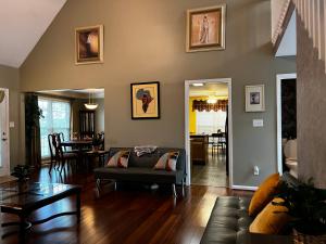 Posezení v ubytování The River Retreat