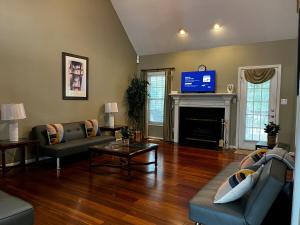 TV a/nebo společenská místnost v ubytování The River Retreat