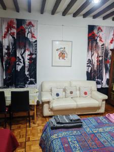 una sala de estar con un sofá y una mesa en Studio Borgo Colonne, en Parma