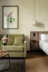 Un lugar para sentarse en Batimont Suites & Apartments