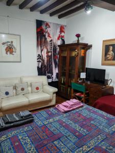 una sala de estar con un sofá y una mesa en Studio Borgo Colonne, en Parma