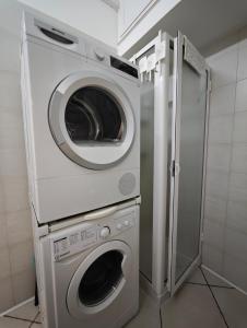 a washer and dryer in a small room at Domenico 's in Ruvo di Puglia