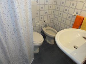 Ένα μπάνιο στο Bibione house with garden and fireplace