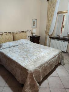 a bedroom with a large bed in a room at Vigna Renaro Elegant in Gubbio