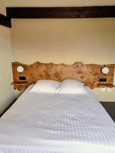 1 cama con 2 almohadas y 2 luces sobre ella en Hotel le Chasseur, en Illkirch-Graffenstaden 3 fotos más