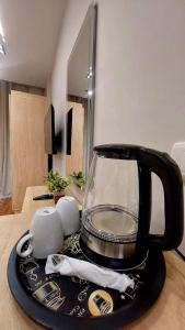 Příslušenství pro přípravu čaje a kávy v ubytování Zen Pyramids Luxury Villa