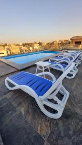 Bazén v ubytování Zen Pyramids Luxury Villa nebo v jeho okolí